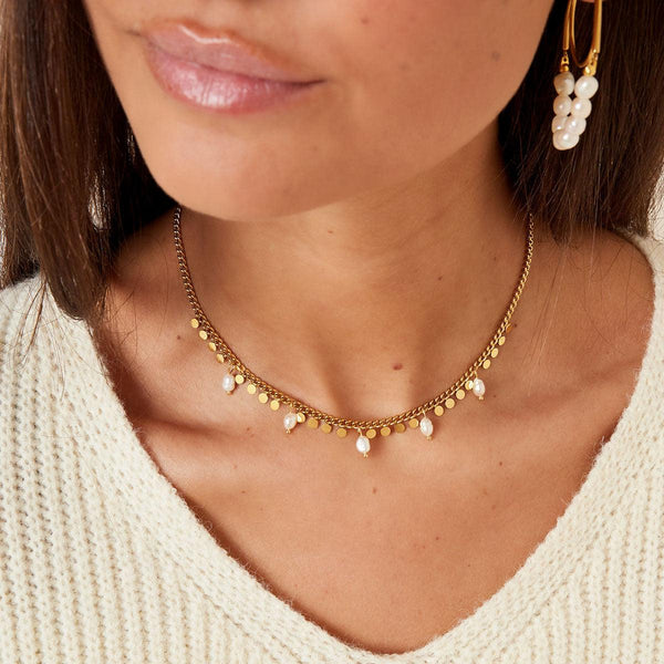 Colares delicados ou marcantes para realçar decotes e composições.