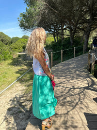 Falda midi verde con apliques florales