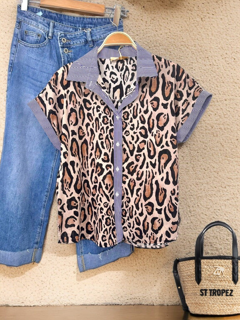 Camisa con estampado de leopardo y detalles de rayas 