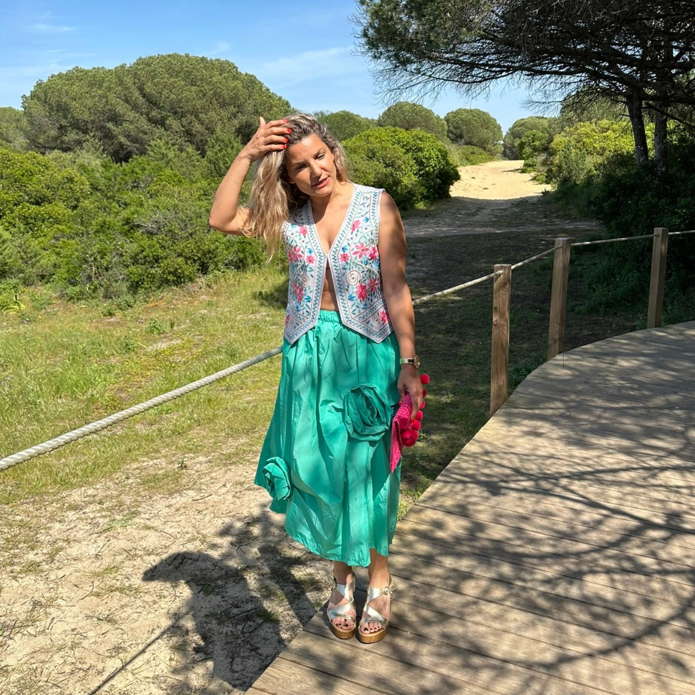 Falda midi verde con apliques florales