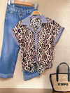 Camisa con estampado de leopardo y detalles de rayas 