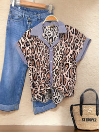 Camisa con estampado de leopardo y detalles de rayas 