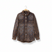 Sobrecamisa GRINE em veludo jacquard castanho e azul com padrão geométrico, botões prateados e bolsos frontais.