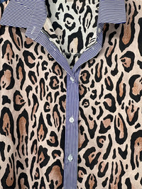 Camisa con estampado de leopardo y detalles de rayas 
