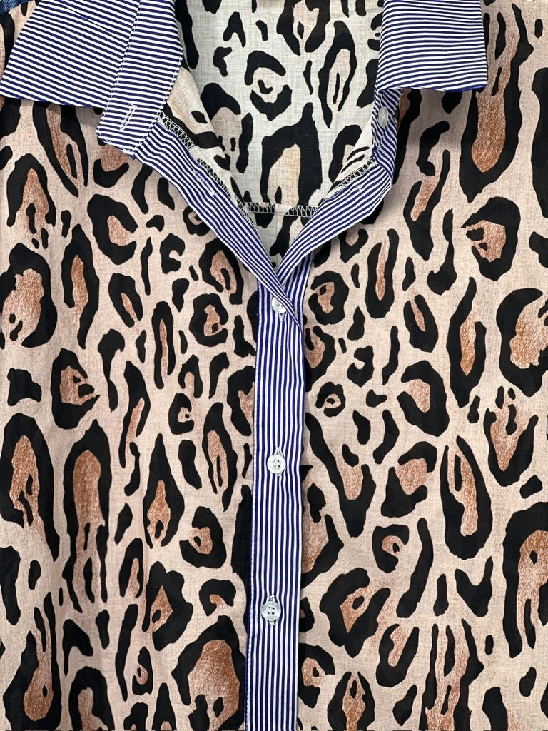 Camisa con estampado de leopardo y detalles de rayas 