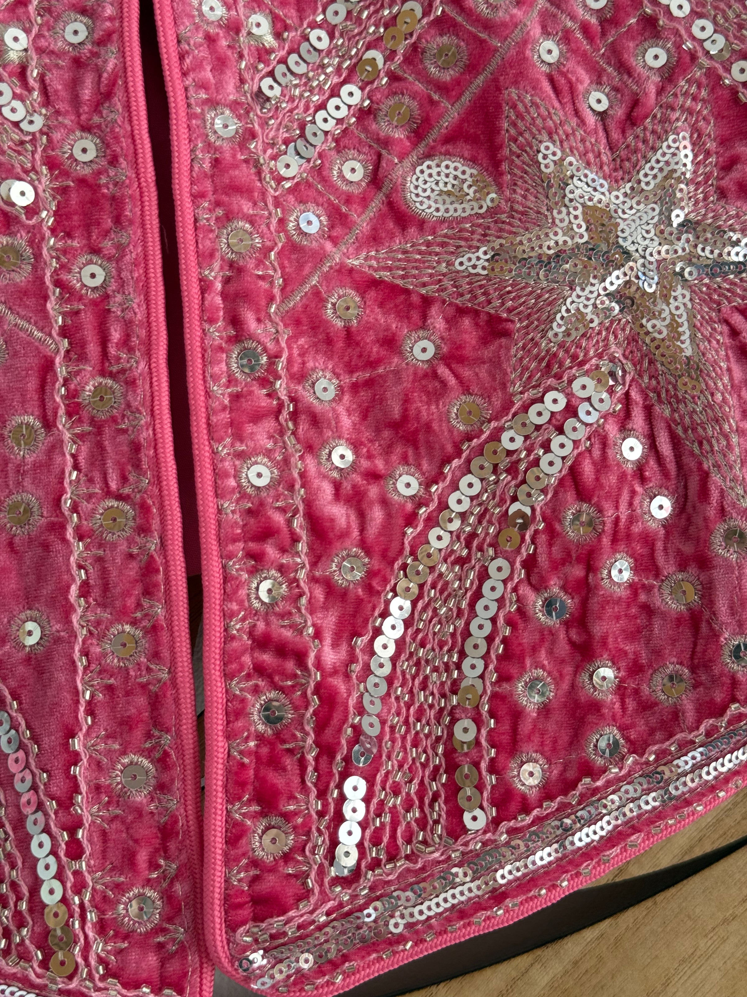 Colete Rosa Brilhos detalhe