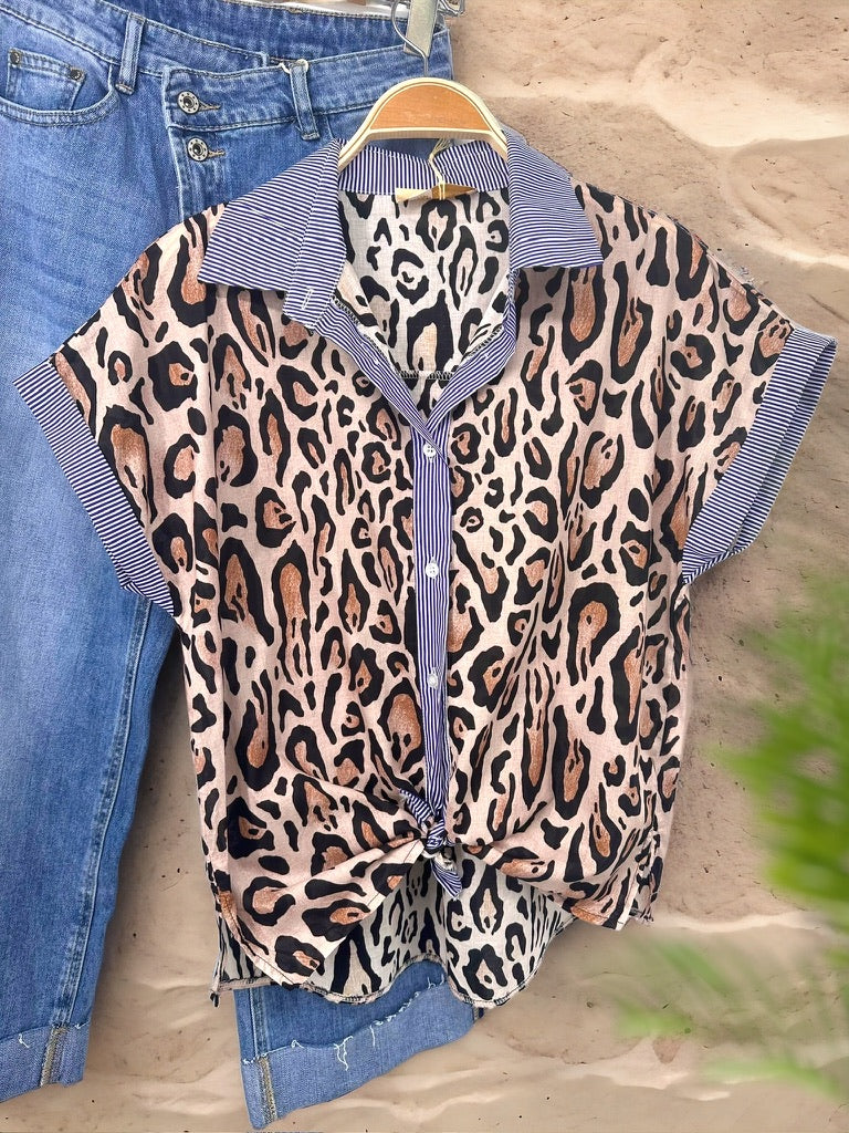 Camisa con estampado de leopardo y detalles de rayas 