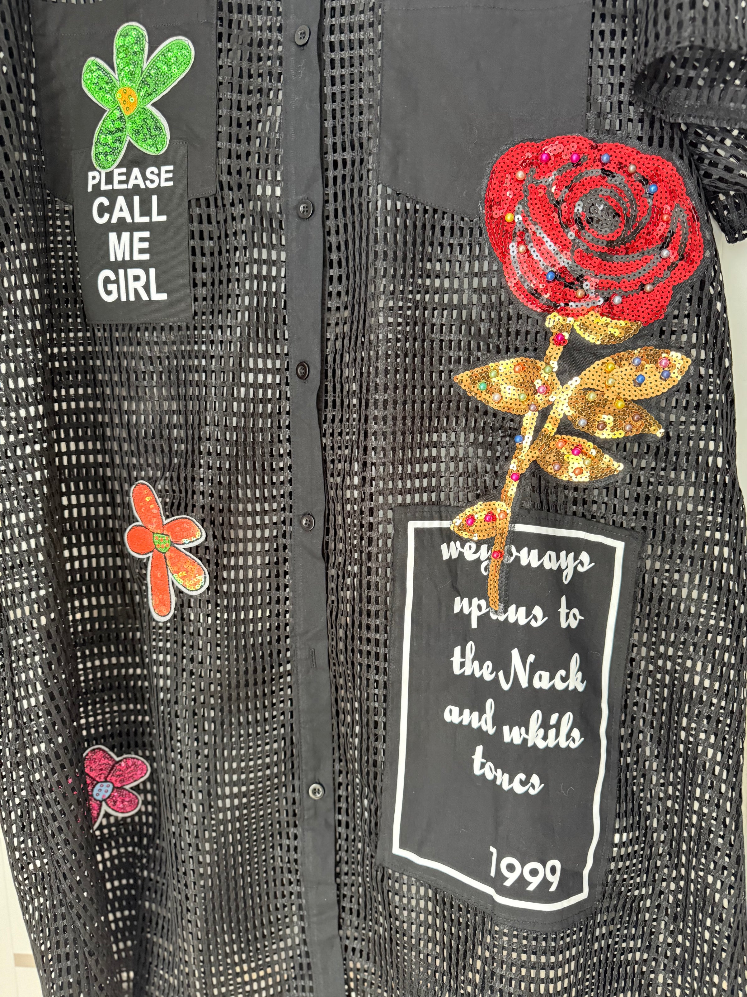 Vestido Camiseiro Preto Comprido em Rede com Pérolas