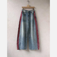 Calças de ganga GRINE wide leg em azul claro com riscas laterais vermelhas desportivas e cintura subida.