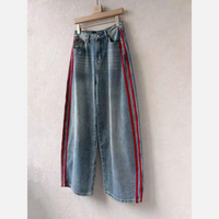 Calças de ganga GRINE wide leg azul-claro com riscas laterais vermelhas desportivas e lavagem vintage.