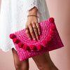 Clutch de palha com pompons - Grine Store | Bijuterias