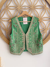 colete verde missangas cabide