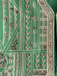 colete verde missangas detalhes