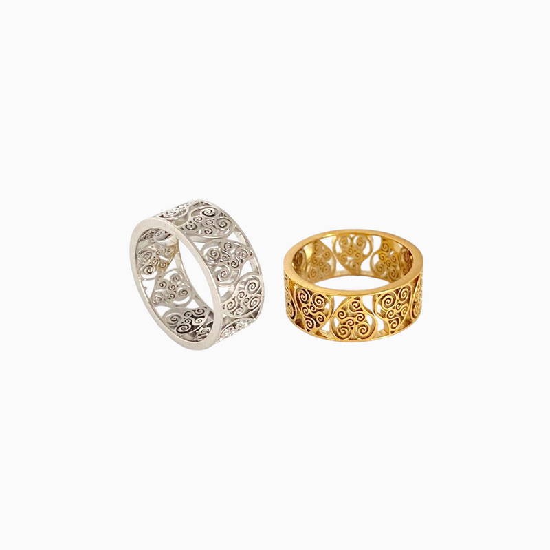 Anéis GRINE com design de Coração de Viana em aço inoxidável, um prateado e outro dourado com detalhes vazados.