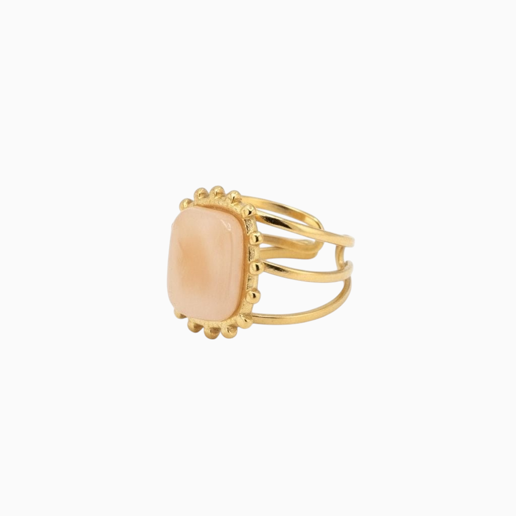 Anel GRINE ajustável em aço inoxidável dourado com pedra central retangular em tom pêssego e design aberto
