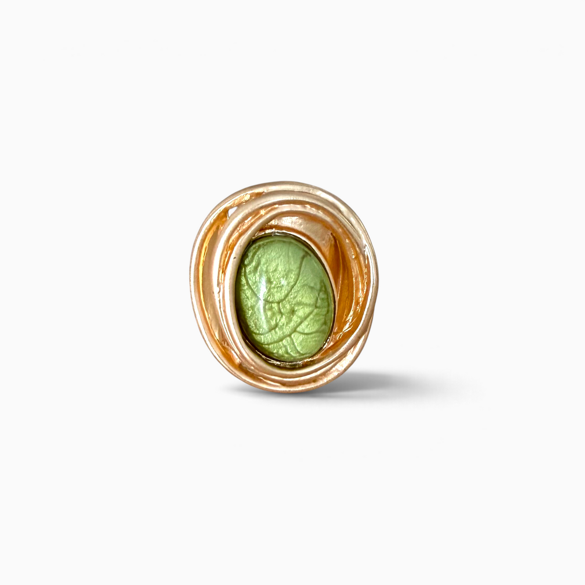 Anel ajustável GRINE estilo gótico com base em liga de zinco cor cobre e detalhe central em resina verde texturizada