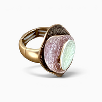 Anel ajustável GRINE modelo LAND com detalhes em rosa velho e verde, feito de liga de zinco com 3 cm de largura.