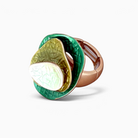 Anel ajustável GRINE modelo LAND em tons de verde e dourado, com design largo e texturado em liga de zinco.