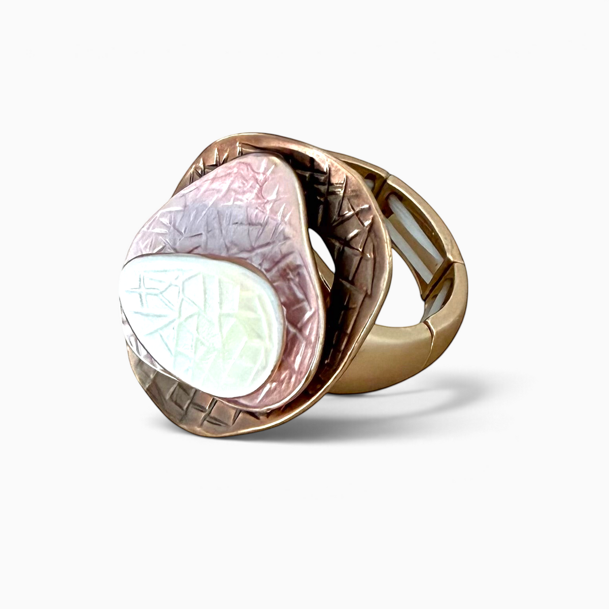 Anel ajustável GRINE modelo LAND em rosa velho com detalhes texturizados, feito de liga de zinco e elástico.