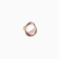 Anel ajustável GRINE modelo LAND em rosa velho, feito de liga de zinco com 3 cm de largura e design orgânico.