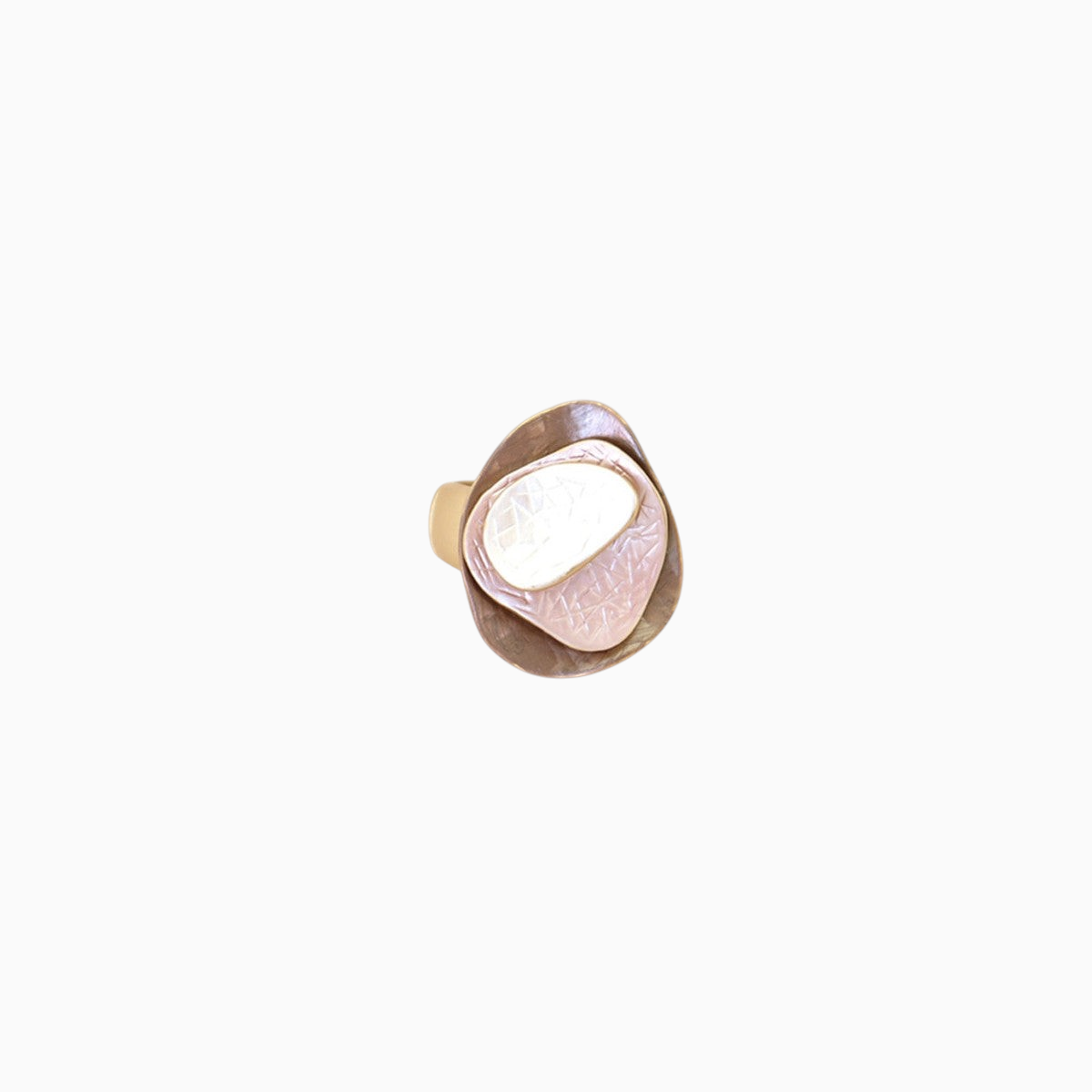 Anel ajustável GRINE modelo LAND em rosa velho, feito de liga de zinco com 3 cm de largura e design orgânico.