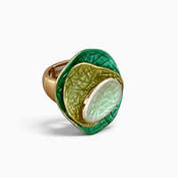 Anel ajustável GRINE modelo LAND em verde, com design largo de 3 cm em liga de zinco e detalhes texturados.