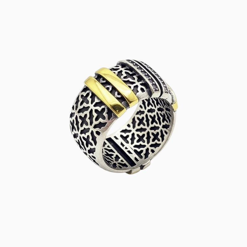 Anel GRINE com design de arabescos detalhados em prata envelhecida e detalhes em ouro polido