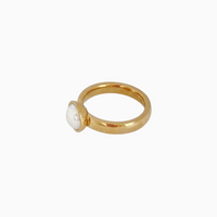 Anel Aura Dourada da GRINE com aro em acabamento dourado e pérola central, design sofisticado e atemporal.