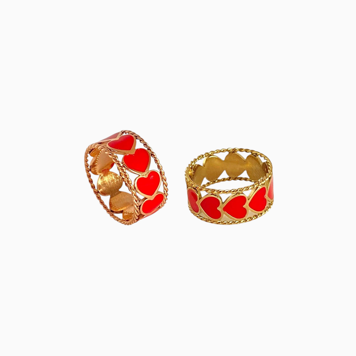 Anel GRINE em aço inoxidável cor bronze com detalhes de corações vermelhos esmaltados e design ajustável.