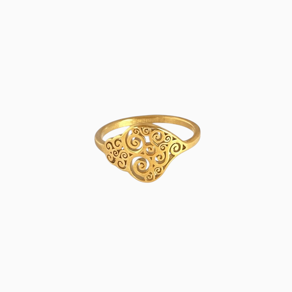 Anel fino GRINE em aço inoxidável dourado com design tradicional de Coração de Viana