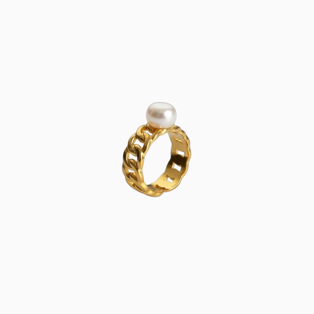 Anel GRINE em aço inoxidável dourado com design de corrente e pérola central, ajustável e elegante.