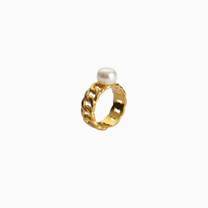 Anel GRINE em aço inoxidável dourado com design de corrente e pérola central, ajustável e elegante.