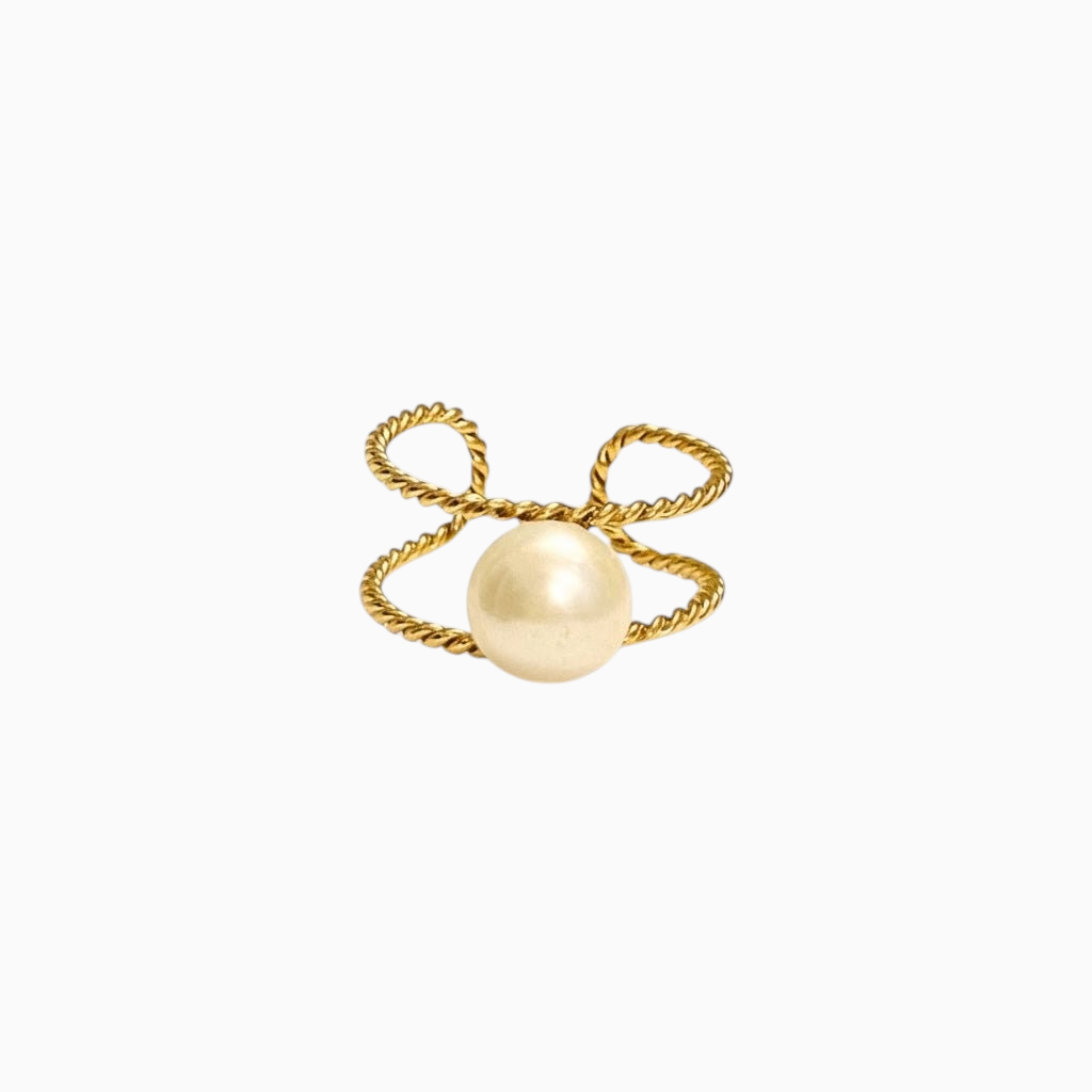 Anel GRINE dourado em aço inoxidável com design de laço trançado e pérola central, estilo delicado e ajustável.