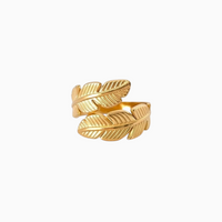 Anel GRINE ajustável em aço inoxidável dourado com design delicado de folhas entrelaçadas.