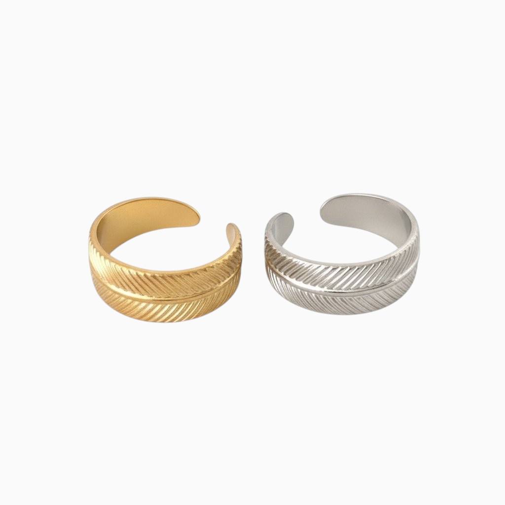 Anel Imperial GRINE ajustável em aço inoxidável com textura em relevo, disponível em acabamento dourado e prateado.