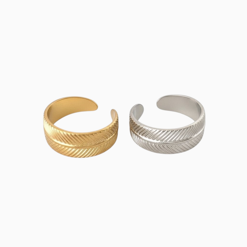 Anel Imperial GRINE ajustável em aço inoxidável com textura em relevo, disponível em acabamento dourado e prateado.