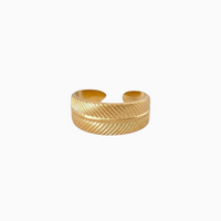 Anel Imperial GRINE ajustável em aço inoxidável dourado com design texturizado em relevo estilo pena