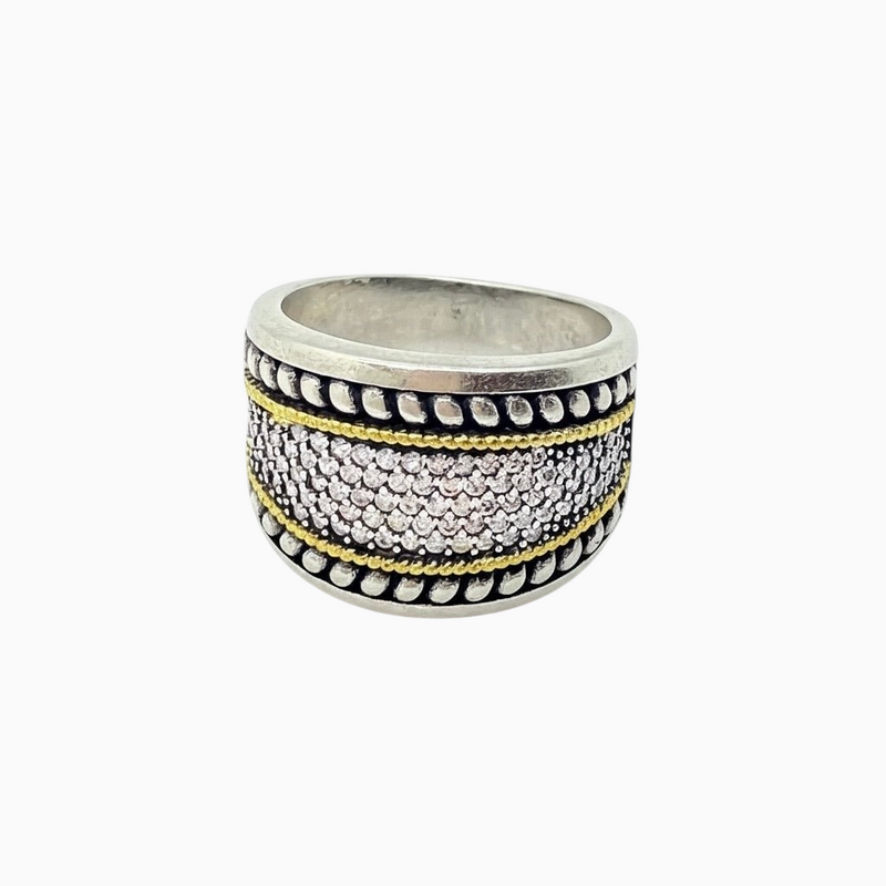 Anel Glamour Real da GRINE com banho de prata, detalhes dourados e cravejado de pedras brilhantes em design luxuoso