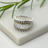 Anel GRINE Glamour Real com banho de prata, detalhes dourados e pedras brilhantes em design luxuoso