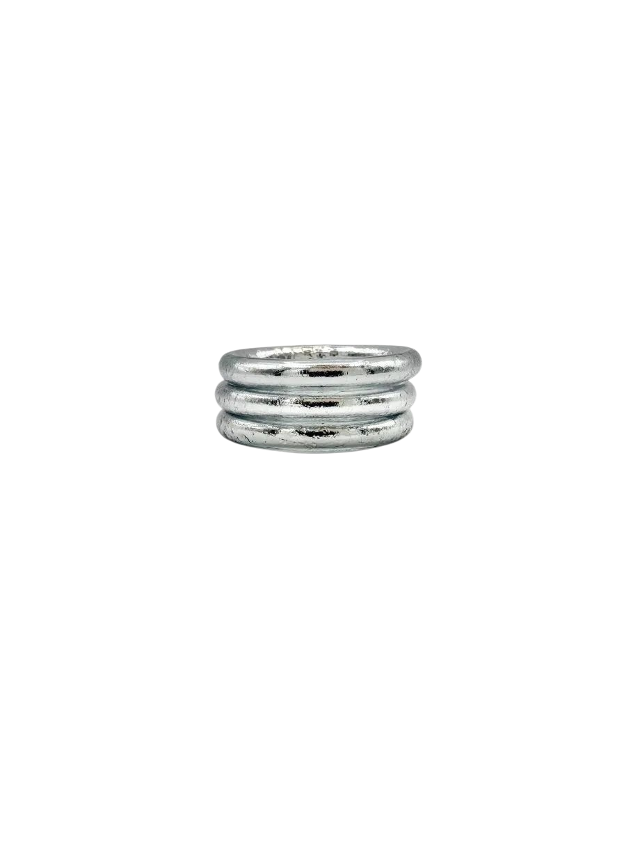 Anel prateado GRINE flexível e impermeável com folhas de ouro no interior e mantra gravado no conector de cobre.
