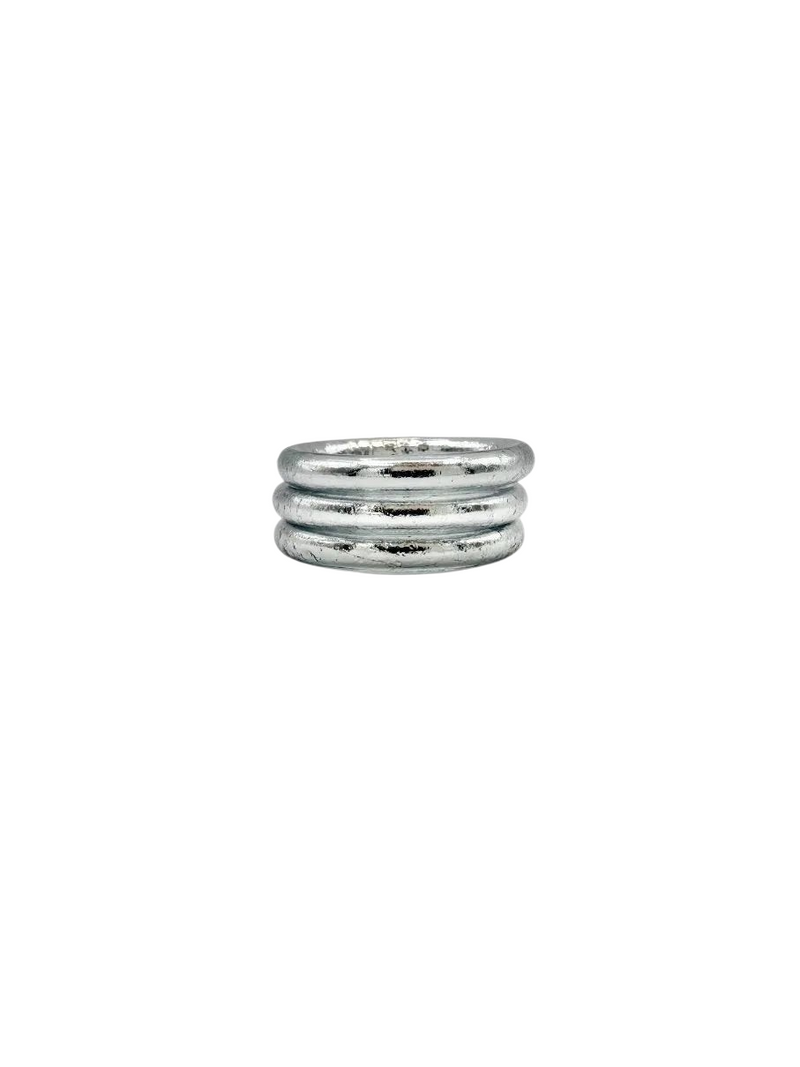 Anel prateado GRINE flexível e impermeável com folhas de ouro no interior e mantra gravado no conector de cobre.