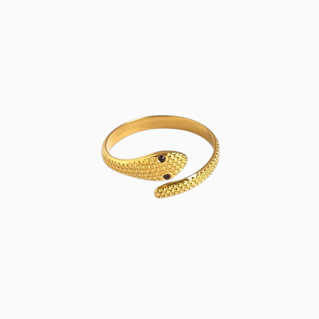 Anel GRINE em formato de serpente dourada com textura escamada e olhos escuros misteriosos em design envolvente.