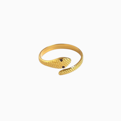 Anel GRINE em formato de serpente dourada com textura escamada e olhos escuros misteriosos em design envolvente.