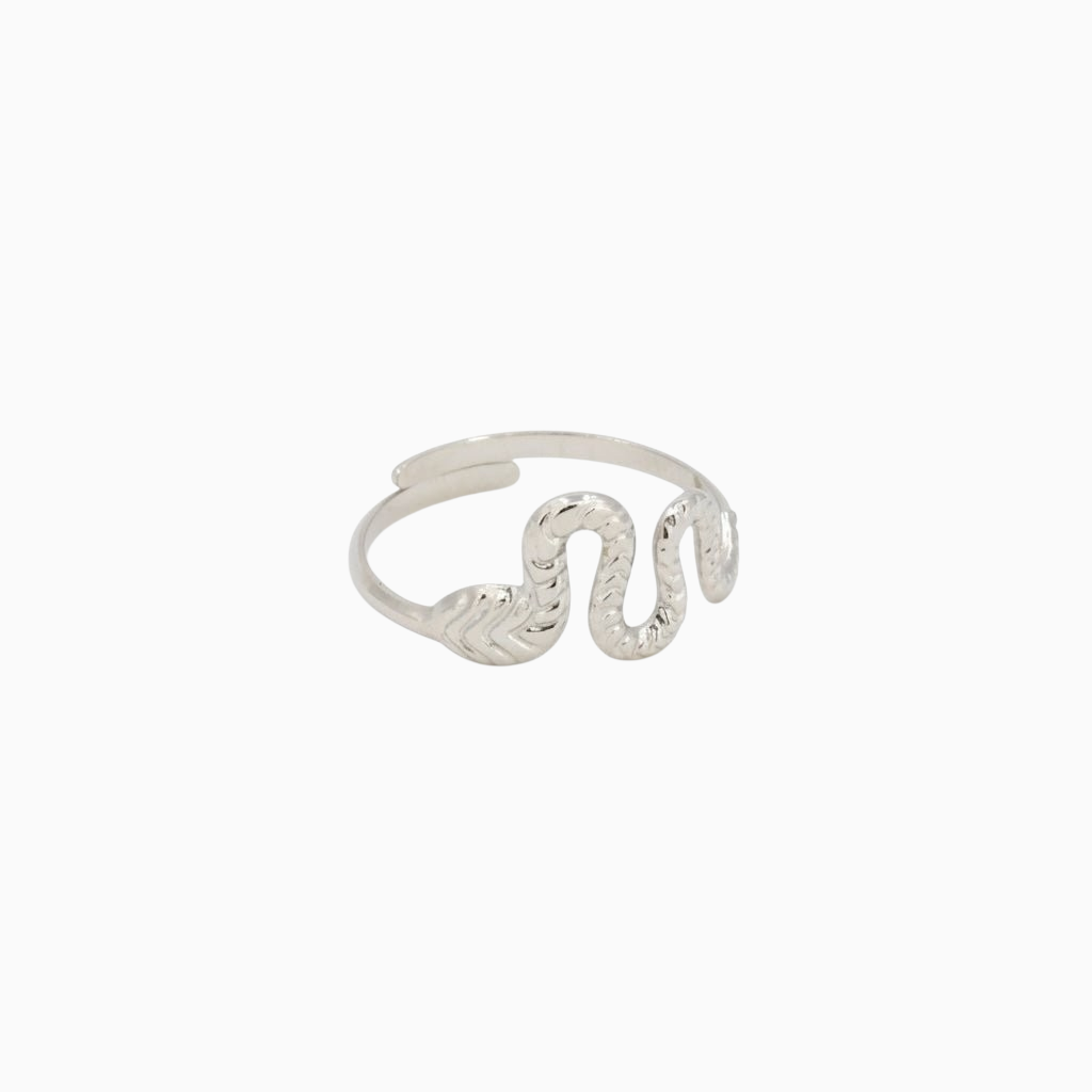Anel GRINE em prata com design minimalista de serpente e acabamento brilhante texturizado