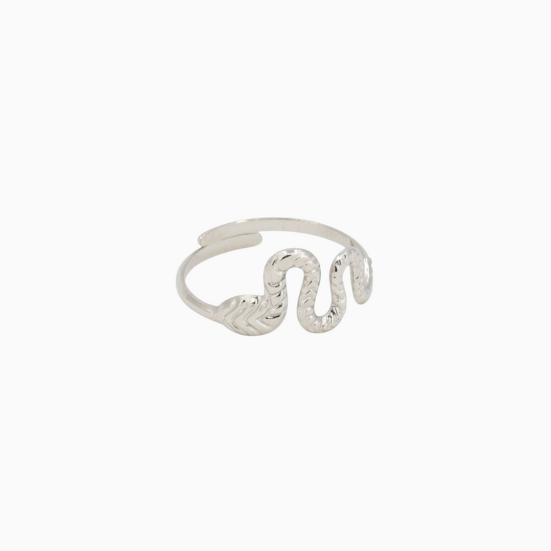 Anel GRINE em prata com design minimalista de serpente e acabamento brilhante texturizado