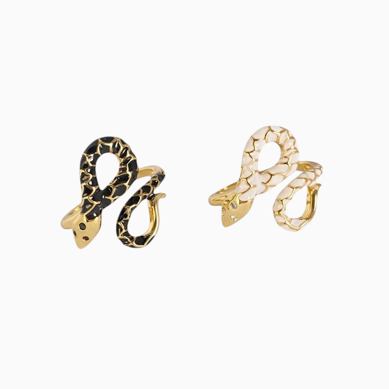 Anéis GRINE em formato de serpente dourada com detalhes em esmalte preto e branco e zircônias brilhantes.