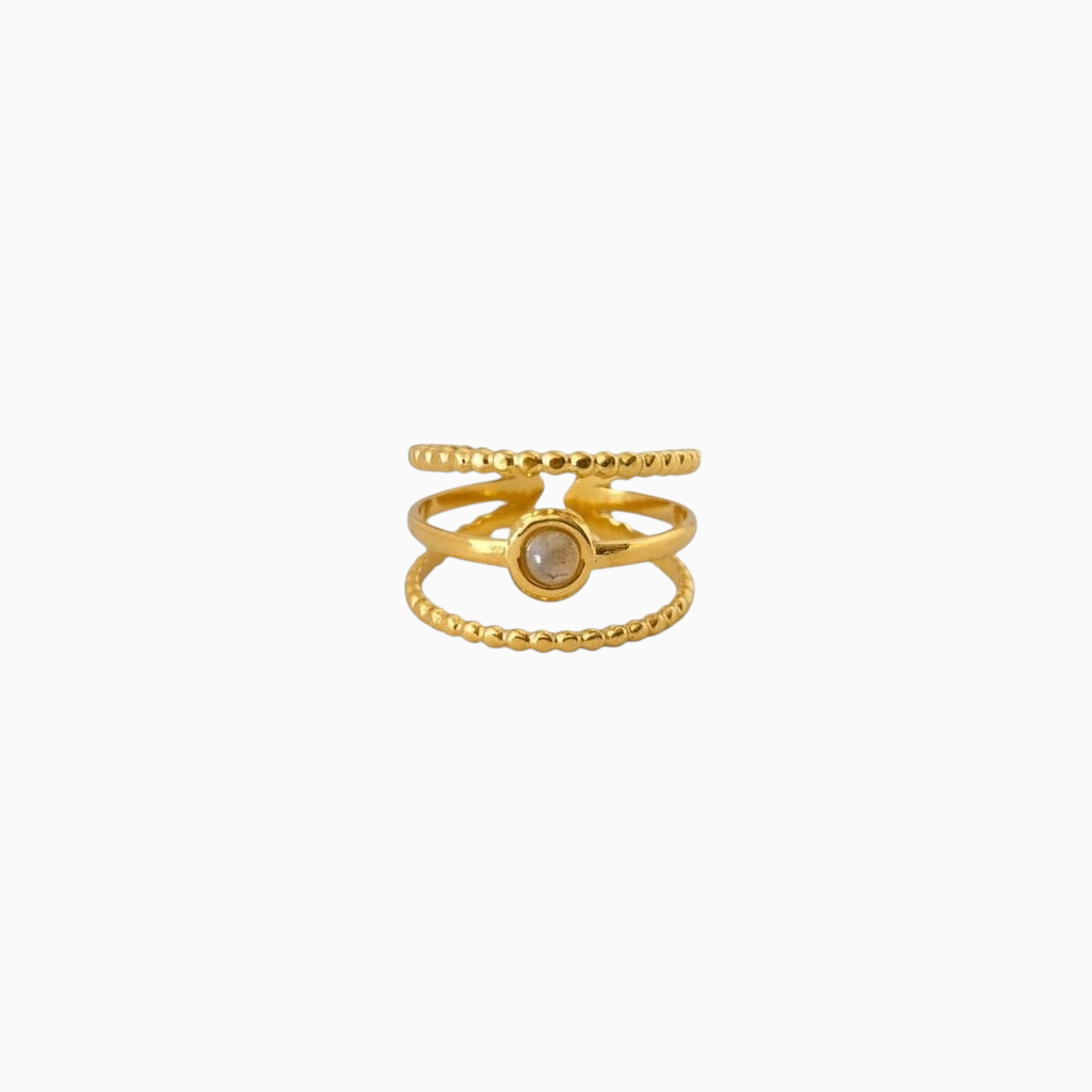 Anel triplo GRINE em aço inoxidável dourado com faixas entrelaçadas e uma pequena pedra central elegante.