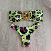 Biquíni GRINE Wild Desire com estampa animal print verde lima e detalhes em argola de madeira no busto