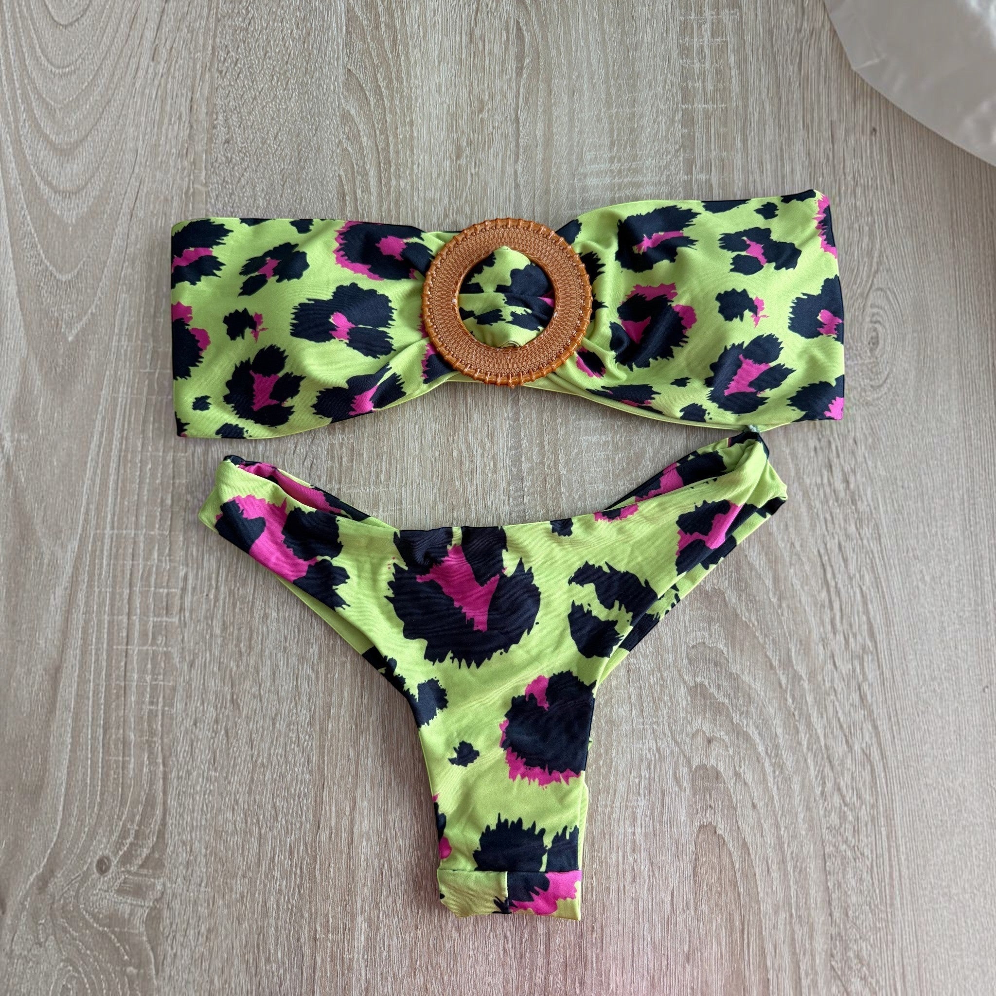 Biquíni GRINE Wild Desire com estampa animal print verde lima e detalhes em argola de madeira no busto
