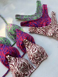 Biquínis GRINE com estampa animal print Savana em tons de vermelho, verde e castanho, estilo caicai e asa delta.